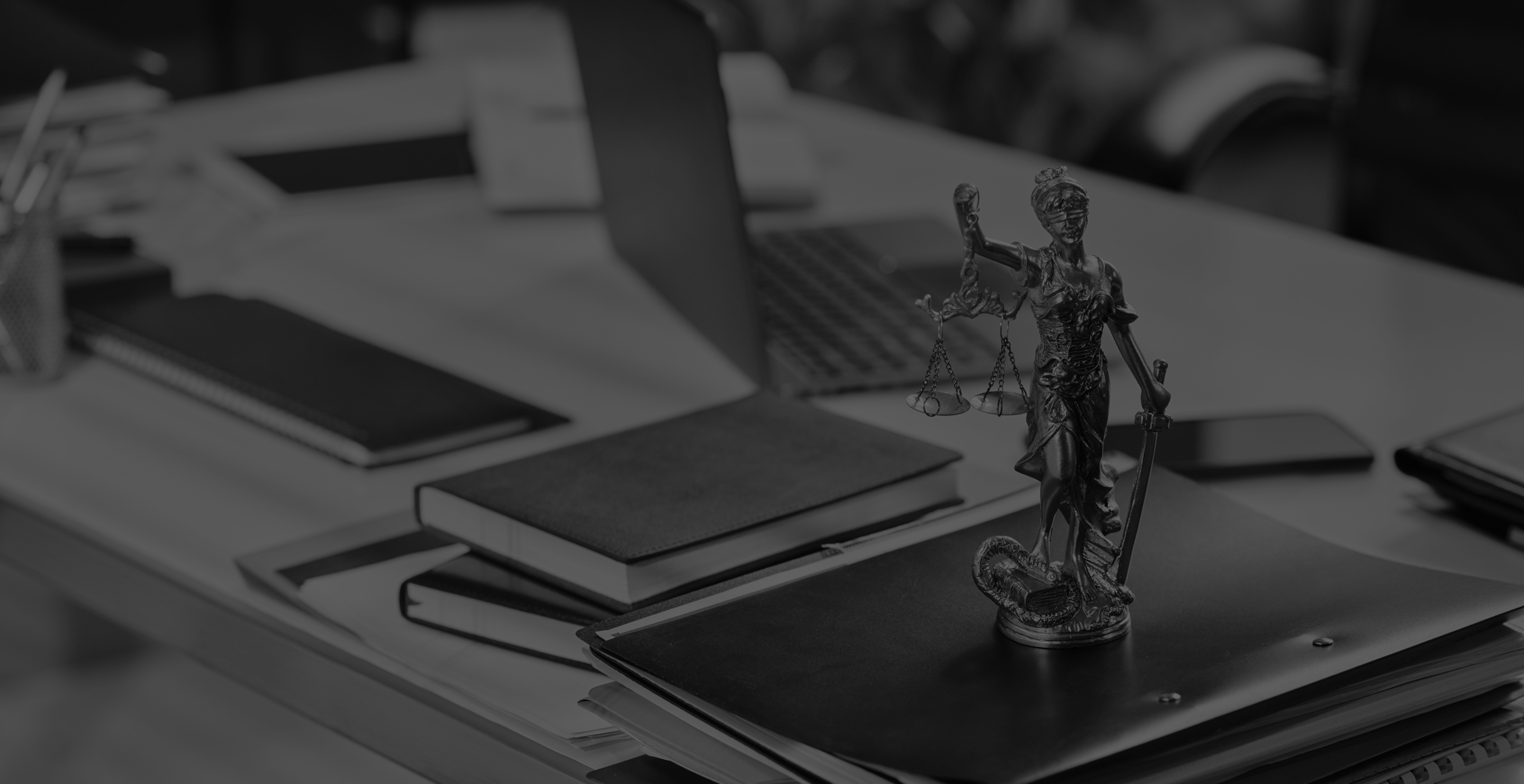Mesa de escritório com balança da justiça